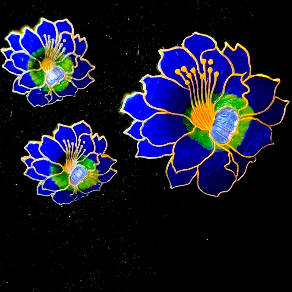 47. Vibrant Blue and Gold Floral Brooch and earrings set.